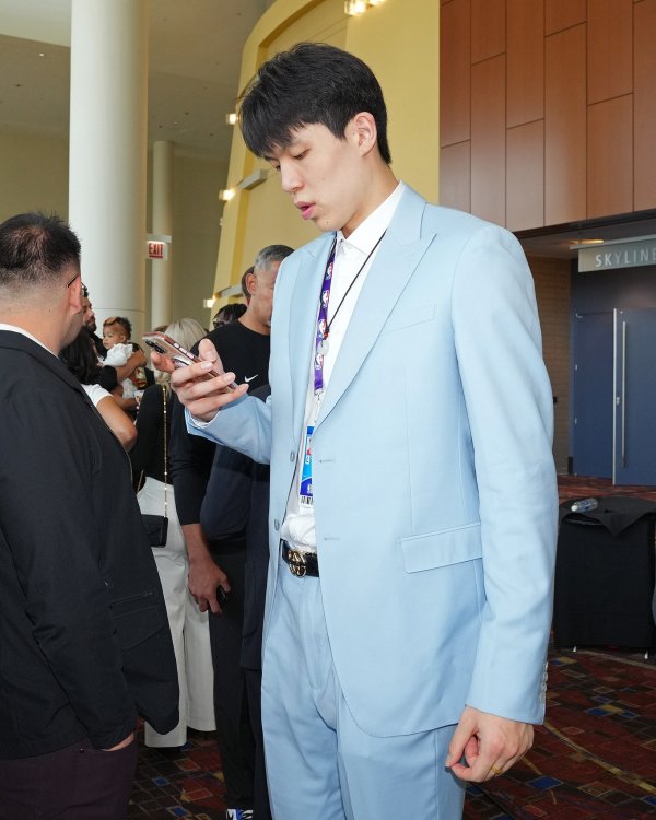 Philadelphia Media Draft Simulation: Magic and Clippers traded to get the No. 30 draw and selected Yang Hansen