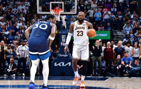 The Lakers officially demonstrated their determination to win! The probability of winning today is more than 60%. James arrived at home 4 hours in advance