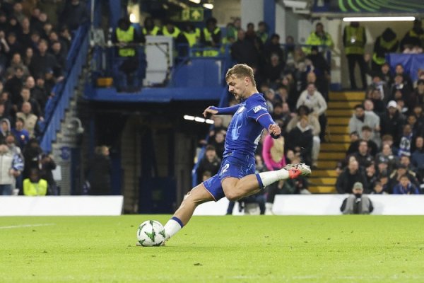 Hall: The opponent shrinks the defense but luckily I see some space and hopefully lift the trophy
