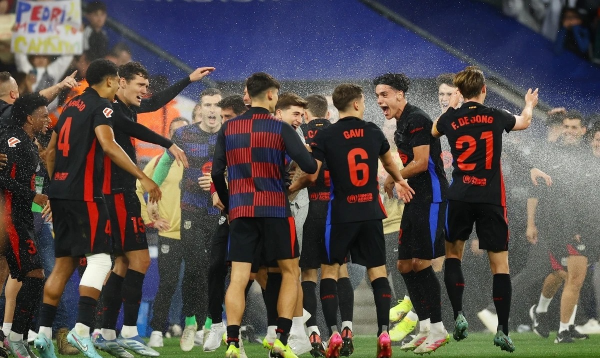 After the game, the lawn spray system is turned on, and Espanyol strives to stop Barcelona from celebrating the championship