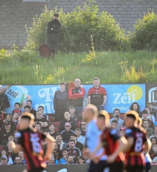 Sun: Chelsea legend Duff was suspended as coach and could only stand on the mountain to watch the game