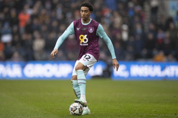 Official: Burnley buys out Chelsea defender Humphreys. It is reported that the total transfer fee is 14.7 million pounds