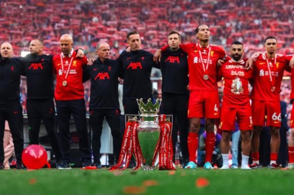 Players are absent-mindedly waiting for awards, Liverpool s championship celebration ends perfectly