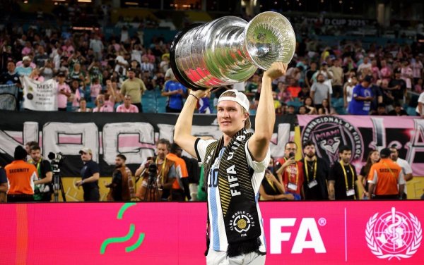 Messi effect! NHL champion player wears Messi jersey and raises the Stanley Cup to celebrate!