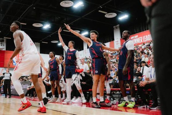 The Clippers withstood the counterattack and won, the rookie performed well and contributed 10 rebounds and 4 blocks