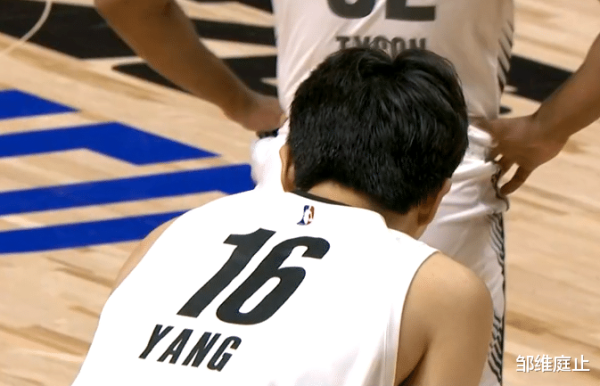 Physical fitness is blocked, Yang Hansen encountered a challenge, and a one-handed dunk became a highlight, which was praised by the NBA.