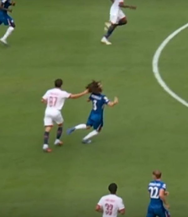 Paris Saint-Germain lost again? A 20-year-old genius pulled his hair and dyed it red! The coach locked his throat + pushed down his opponent to cause conflict