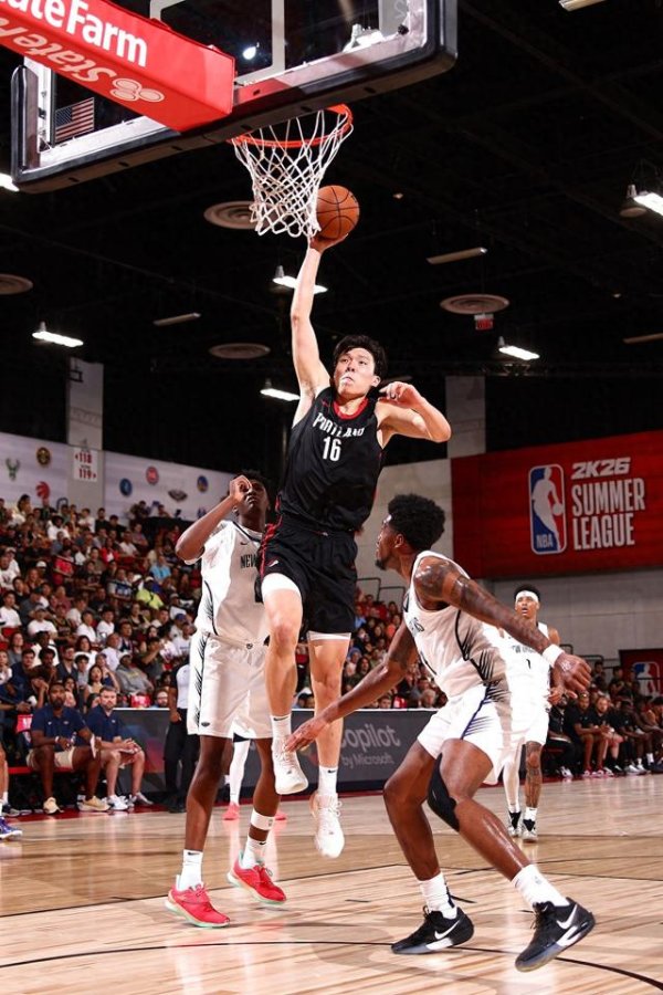 Better and better! Yang Hansen brought surprises in three consecutive games, netizens gave him new nicknames, and American media s photo editing praises